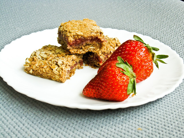 Strawberry Raspberry Oat Bars